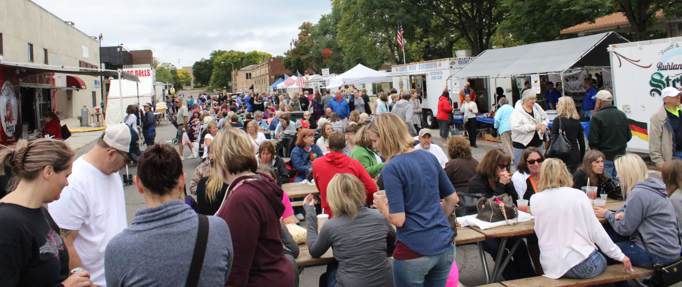 Crowd of people at the 2018 Taste of Hutchinson